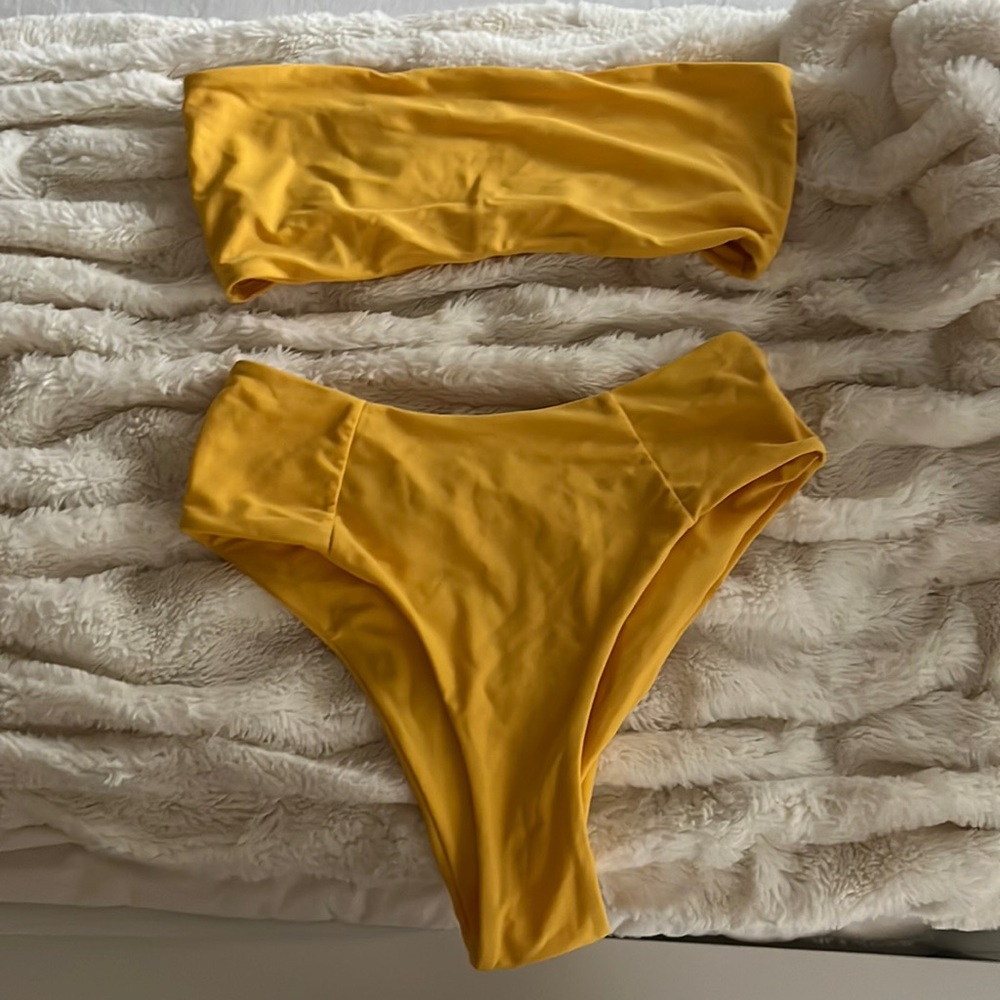 Strapless yellow bikini